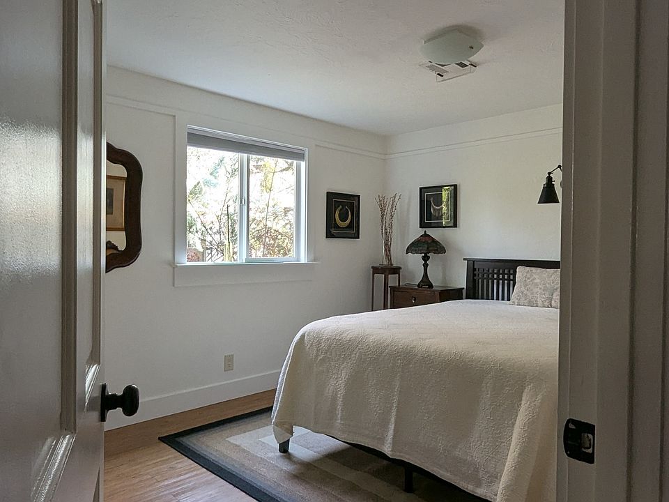 Queen size bed, East facing window ...