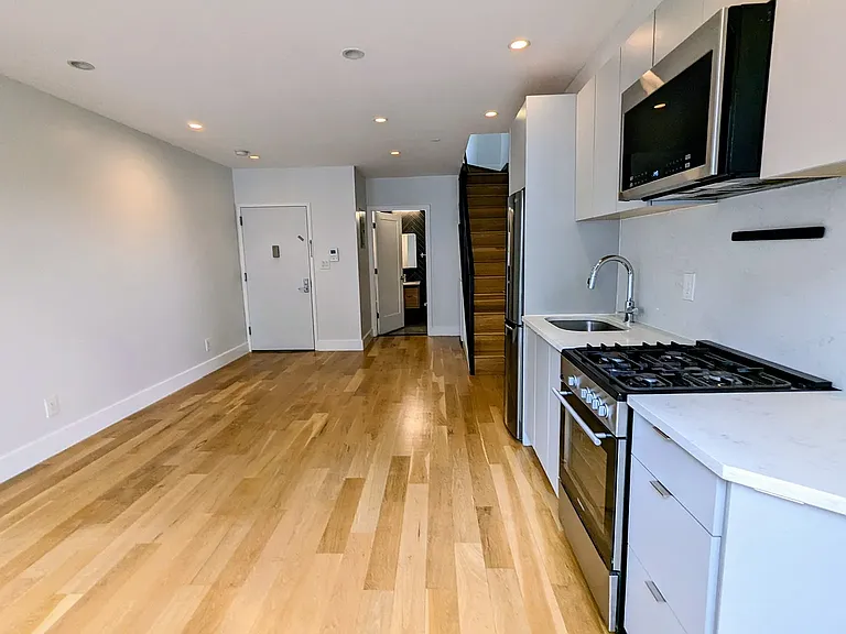 490 Van Buren St #4C — Photo 2