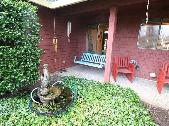 3rd image of 637 SE 28th Pl