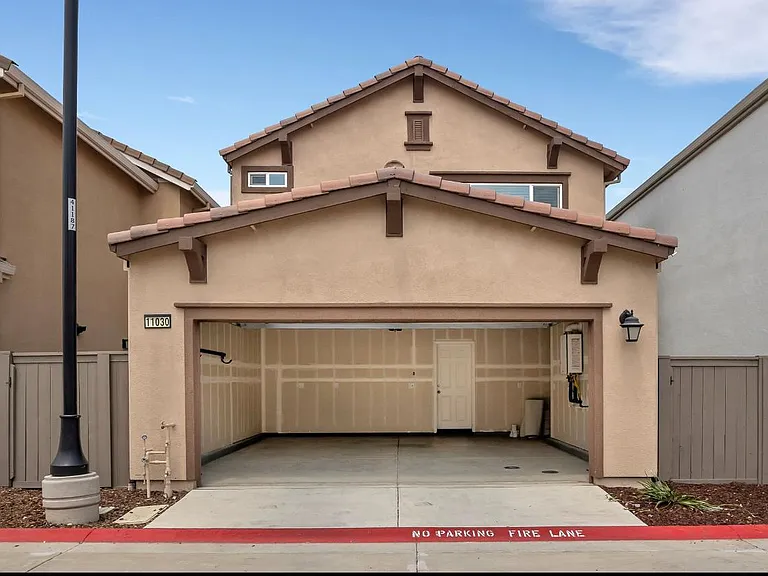 11030 International Dr — Photo 36