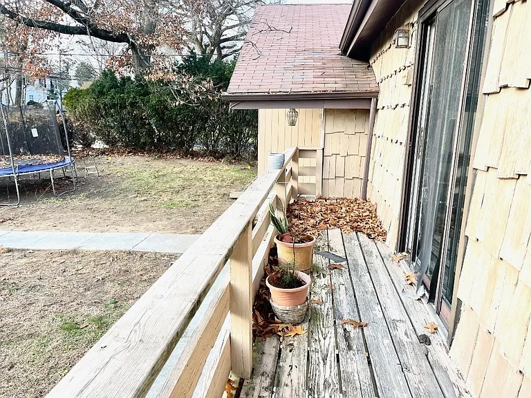 Bayview Ave — Photo 16