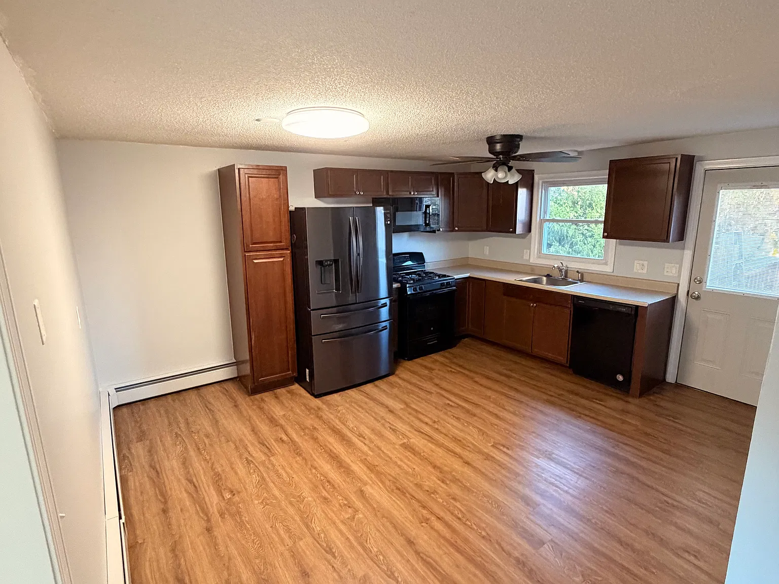 3 bed, 1122 sqft, $2,500 — Photo 3