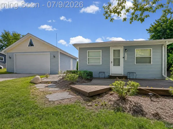 4694 Lakeborn Dr, White Lake, MI 48383
