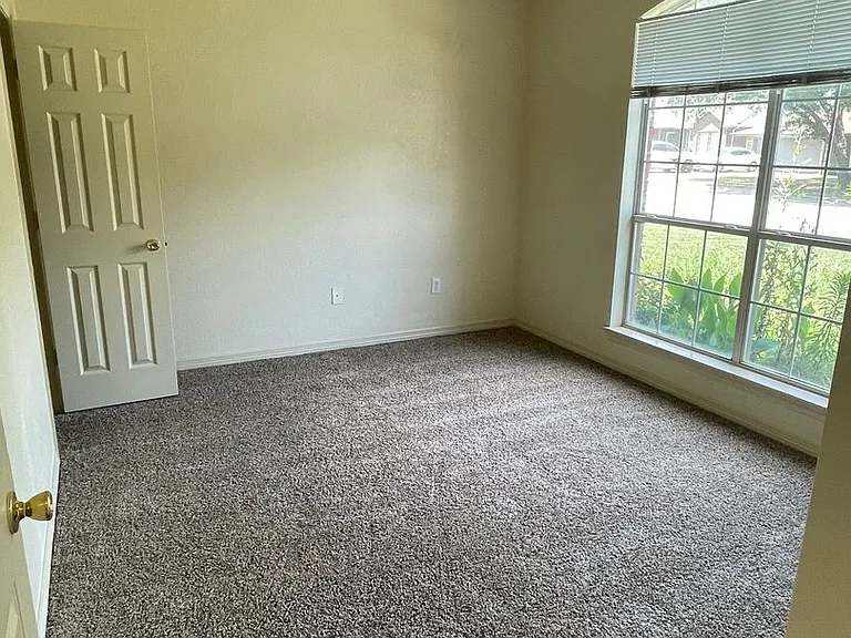 3900 Waterford Way — Photo 3