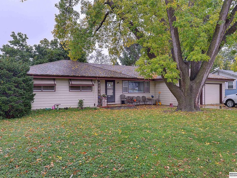 1st image of 2031 N 94th St