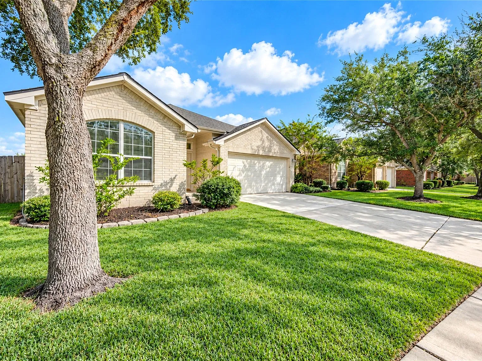 4 bed, 2.0 bath, 1919 sqft, $2,100 — Photo 3