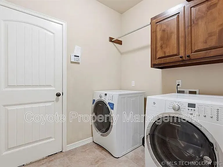 2809 N Fern Ave — Photo 21