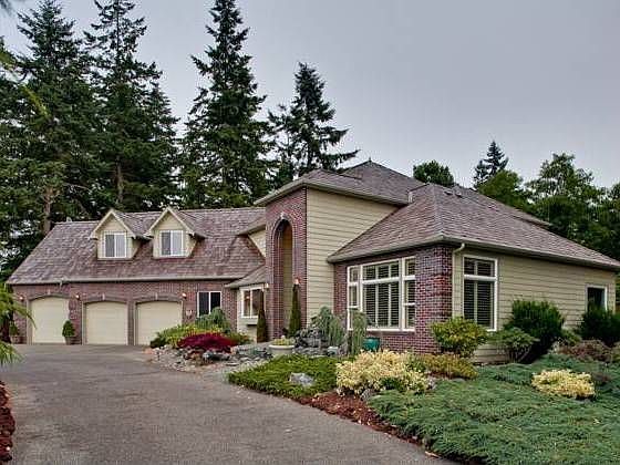 Circle drive for great curb appeal.