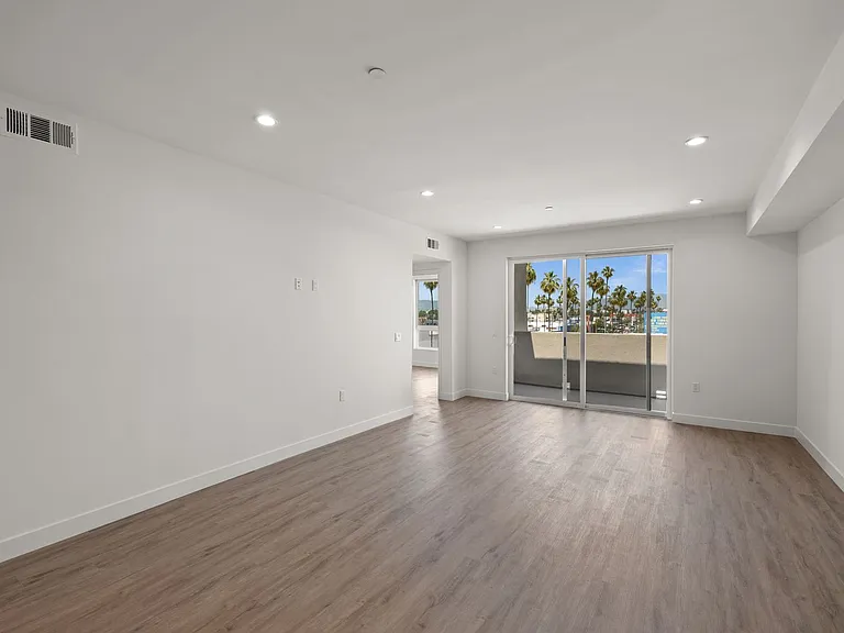 The Palms at Kittridge — Photo 40
