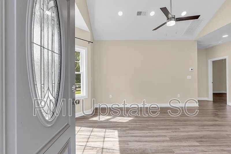 2 bed, 1.0 bath, 1100 sqft, $1,800 — Photo 3