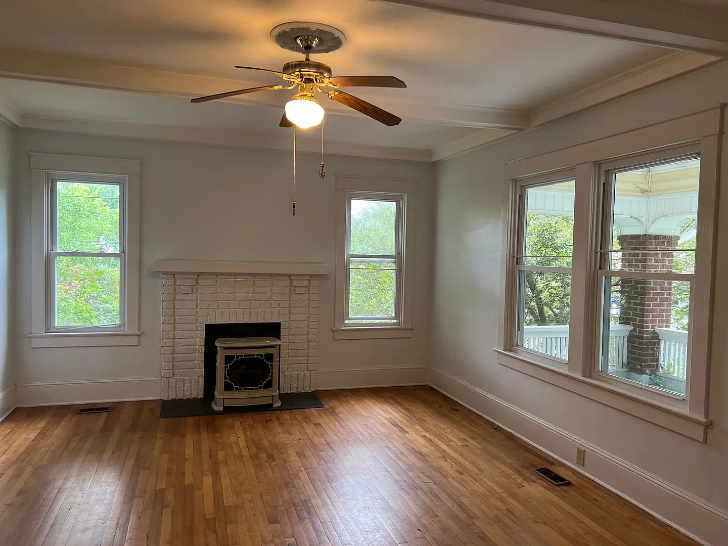 Large 3 bedroom 1 bath historic home with large lawn — Photo 3