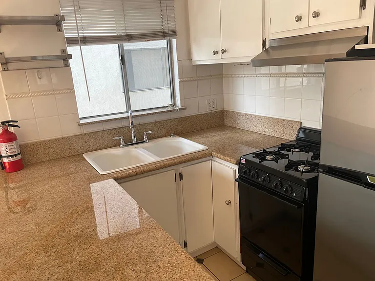 439 South Hobart Apartments — Photo 6