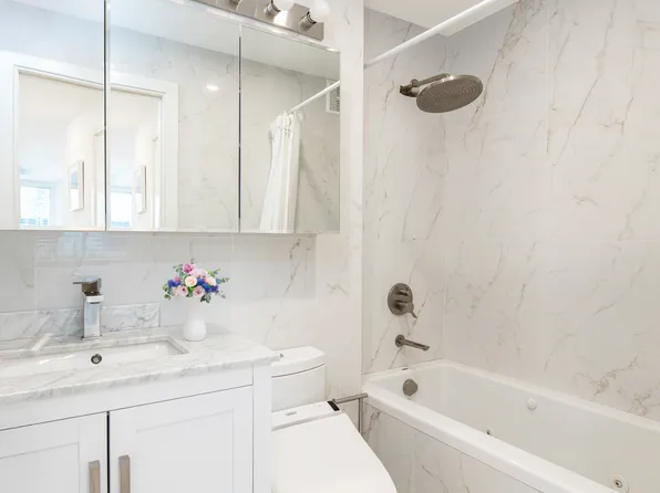 300 East 59th Street image 8 of 15