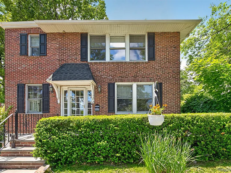 90 Mackey Ave — Photo 1