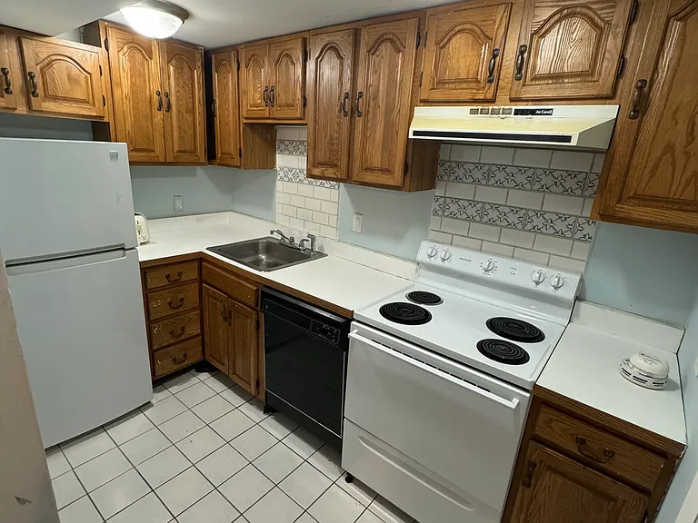 130 Grand St #BASEMENT — Photo 2