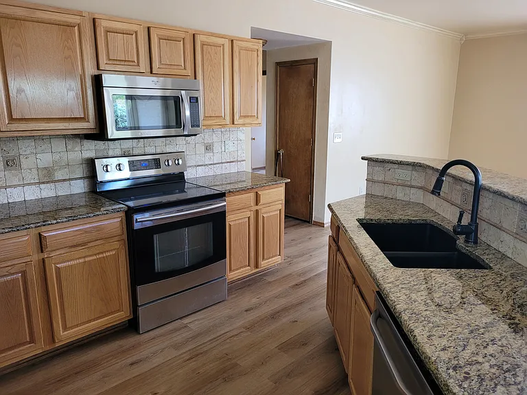 2041 Sandhurst Dr — Photo 18