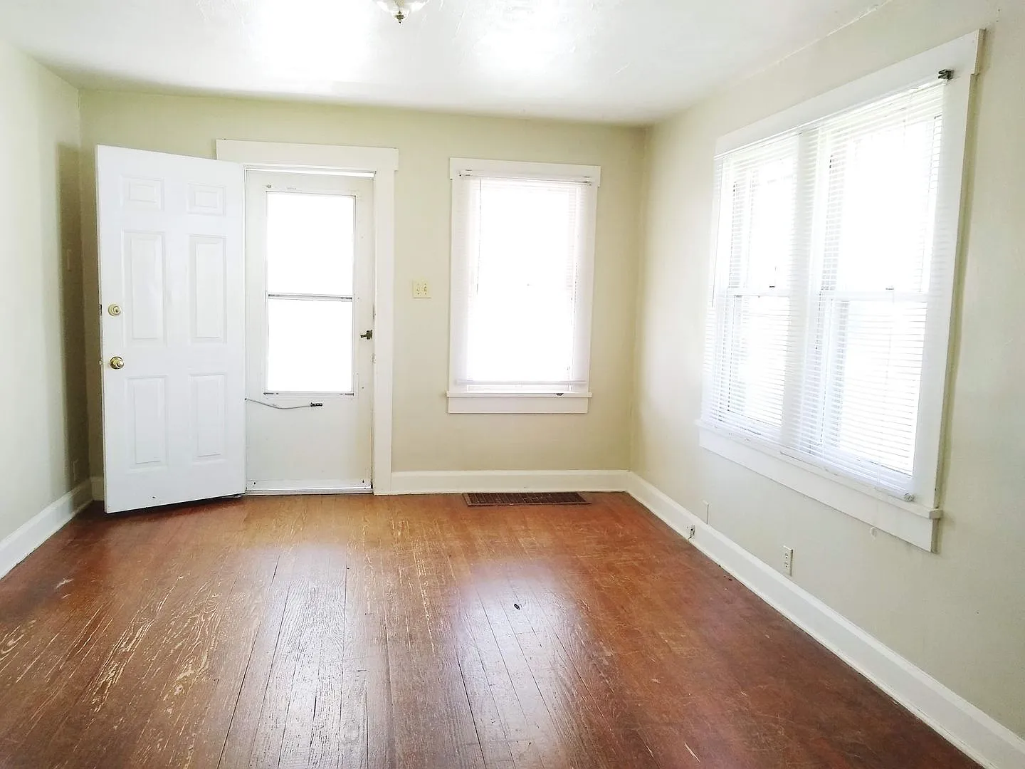 H04 - 207 S Clark — Photo 2