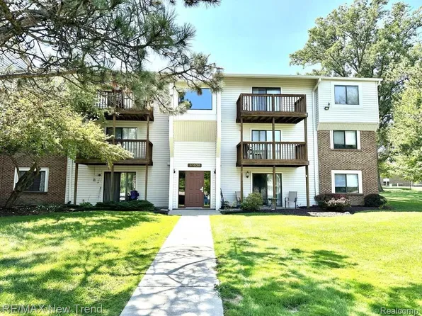30028 W Twelve Mile Rd Unit 32, Farmington Hills, MI 48334