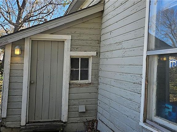 3rd image of 124 W Park St
