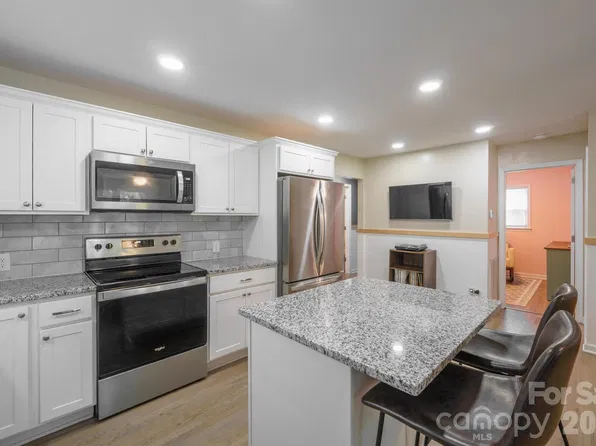 200 Point Cir, Belmont, NC 28012