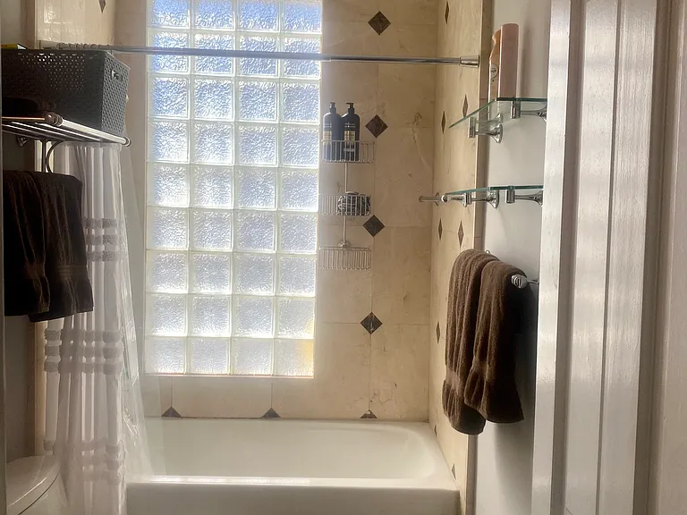 223 W Waldburg St #A — Photo 11