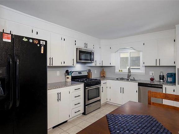 3rd image of 592 Wardell Ave