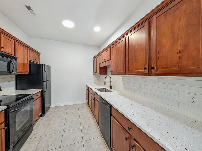 904 W Dixson St — Photo 8