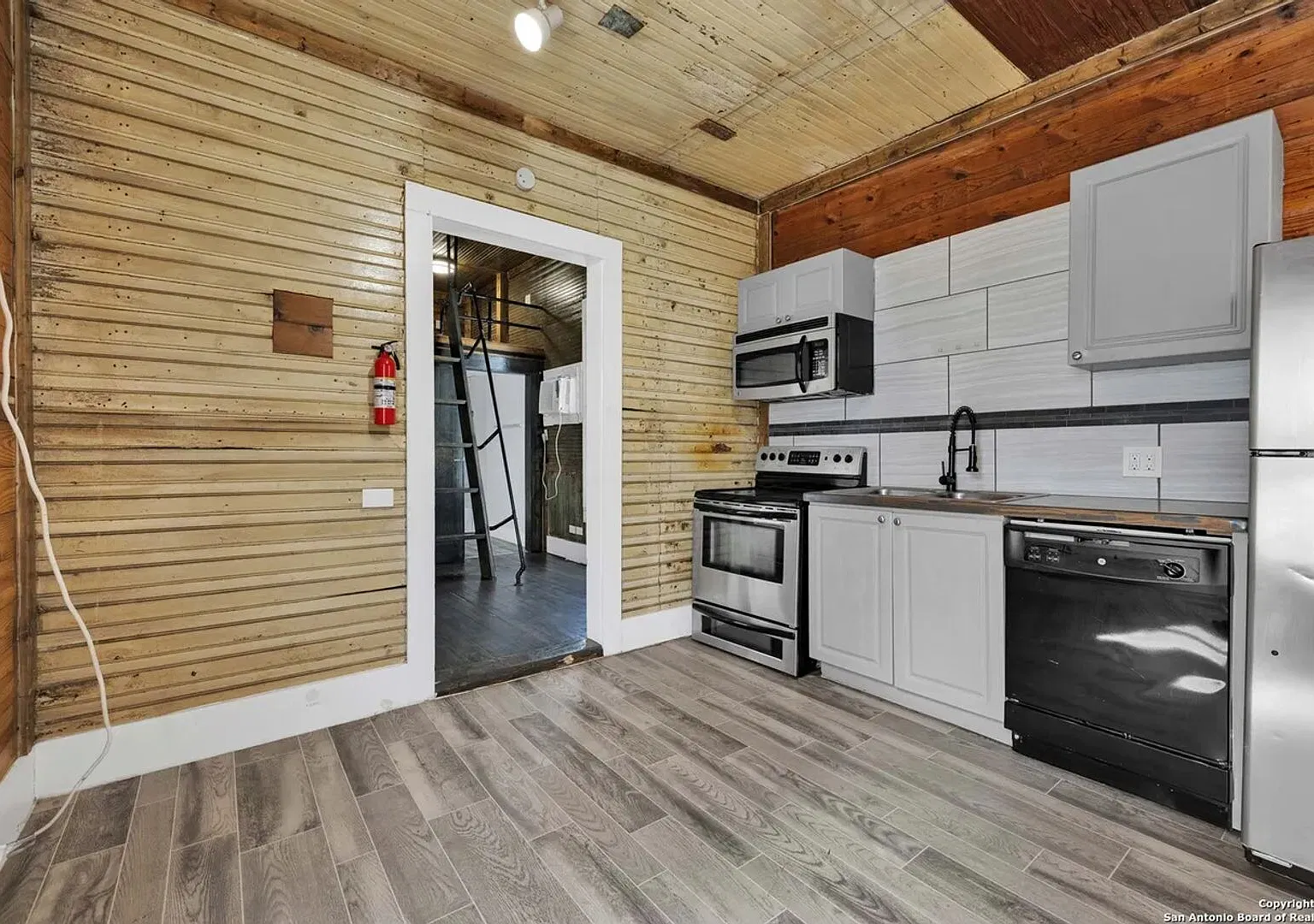 Modern Loft-Style Studio Near Downtown San Antonio — Photo 2