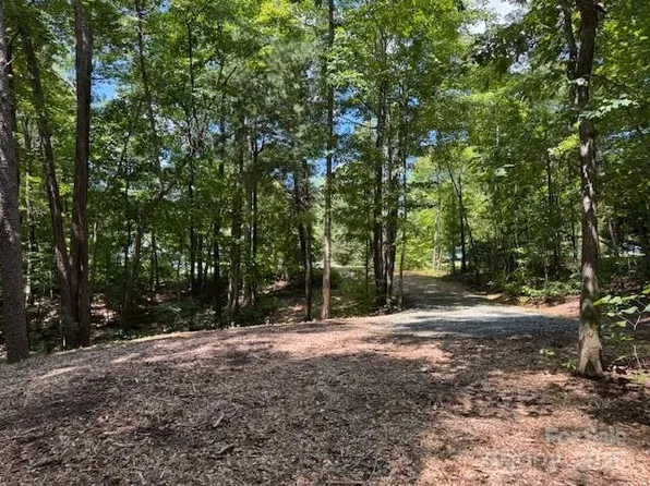 16 Fox Briar Dr, Columbus, NC 28722