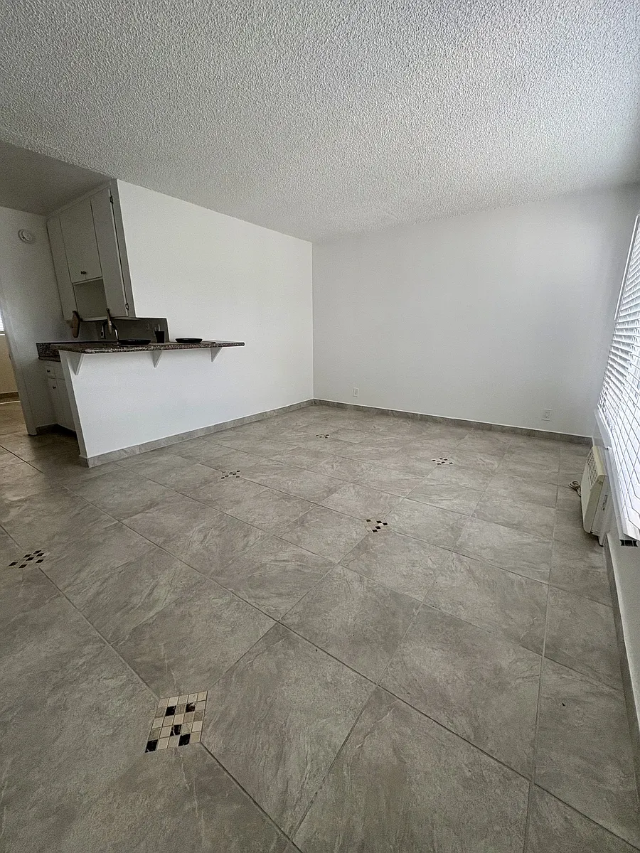 Building Photo - 7512 Vineland Ave #3