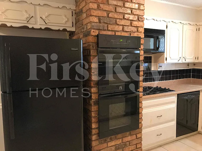 2710 Peachtree Ln — Photo 16