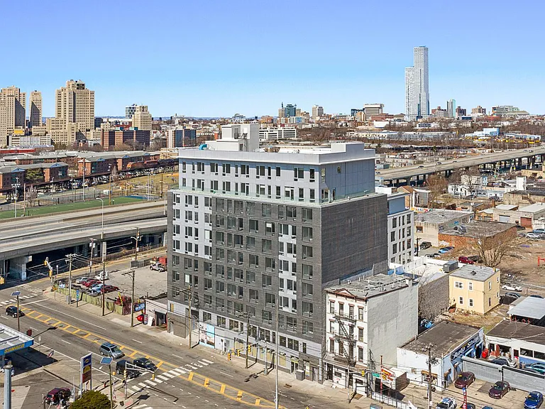 460 Grand — Photo 39