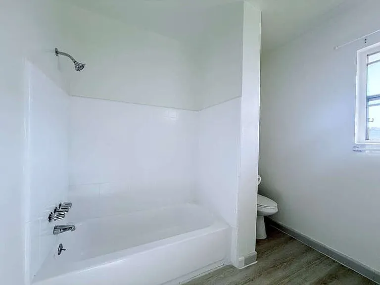 943 W 68th St — Photo 29