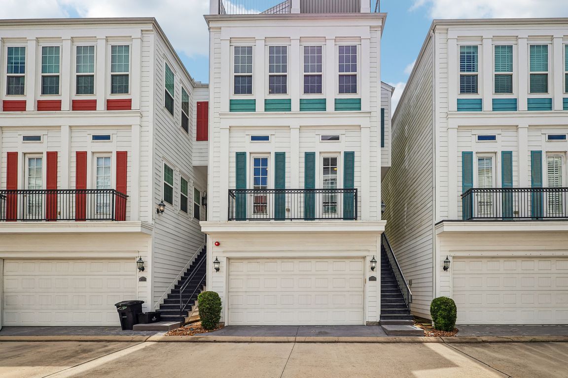 Madeline Grove Dr-S1906-001.jpg