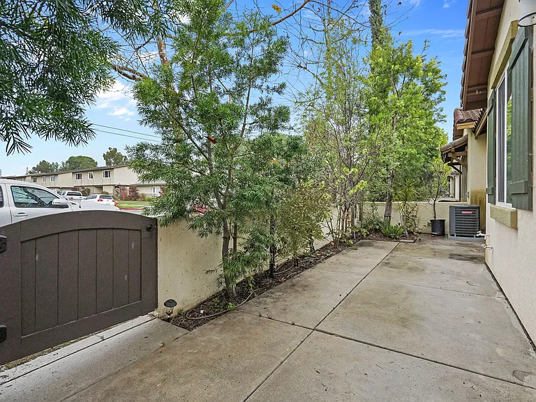 E Washington Ave — Photo 20