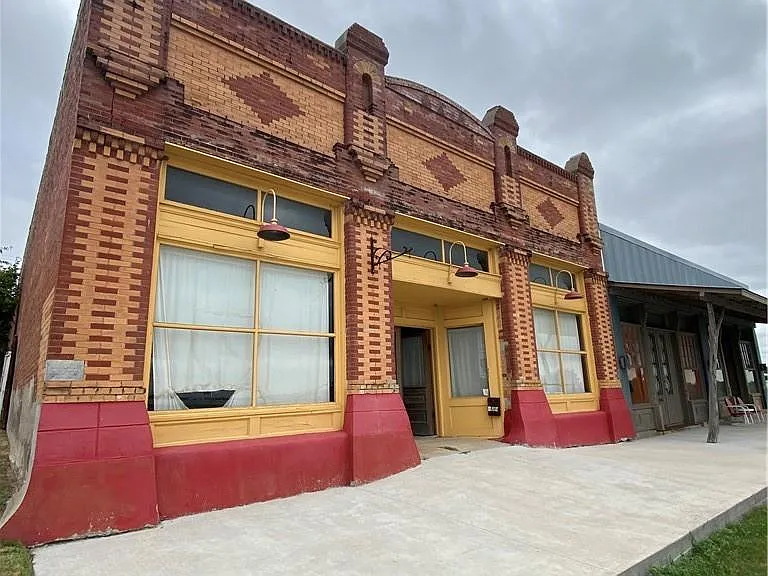 202 N Commerce St — Photo 2