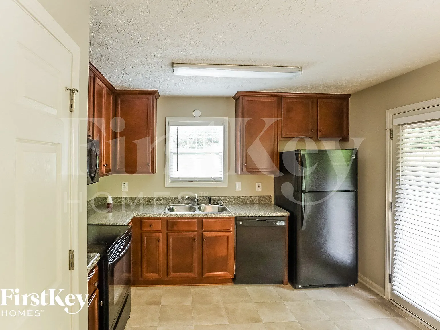 4 bed, 3.0 bath, 1243 sqft, $2,025 — Photo 4