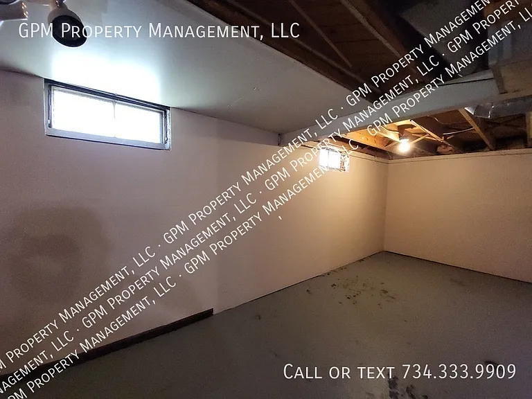 2745 Margaret St — Photo 12