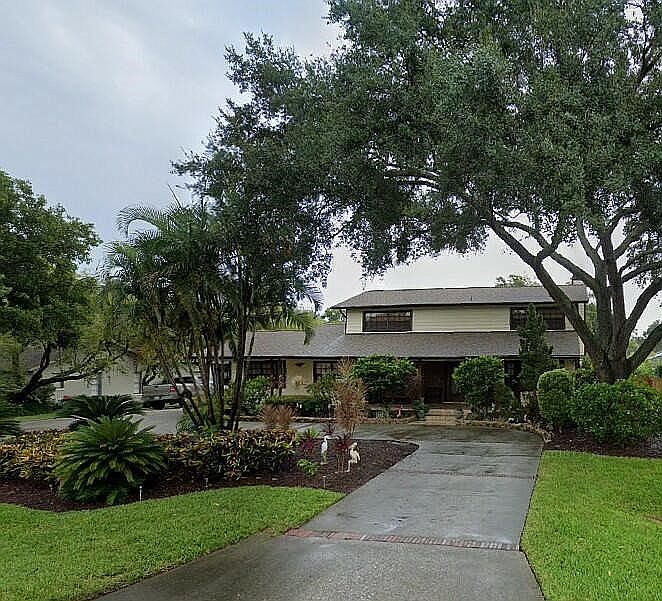 Circular landscaped driveway