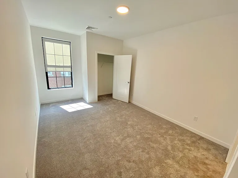 104 Howe St — Photo 78