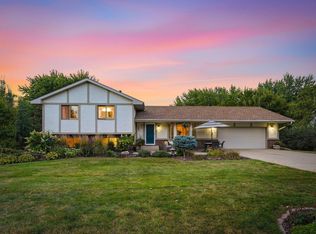2080 Kelzer Pond Dr, Victoria, MN 55386