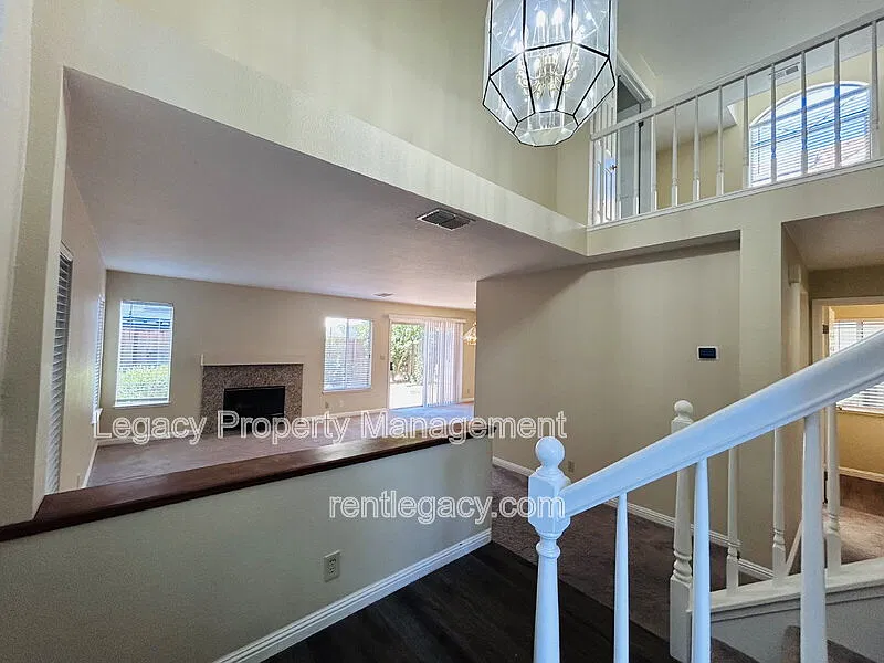 3 bed, 2.5 bath, 1612 sqft, $3,650 — Photo 3