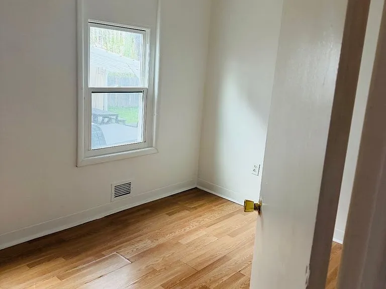 913 Nott St — Photo 16