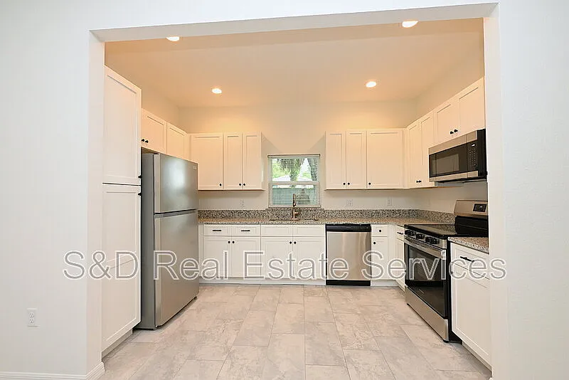 3 bed, 2.5 bath, 1619 sqft, $1,800 — Photo 2