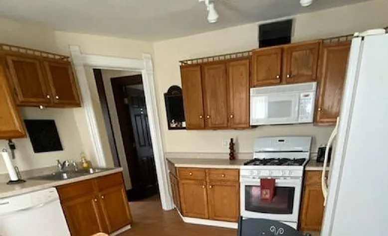 3 bed, 1065 sqft, $1,850 — Photo 3