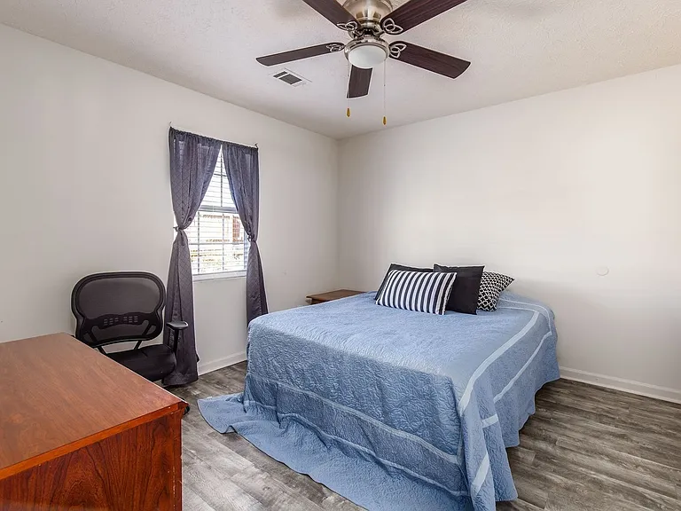 Banks Crossing Apartments — Photo 24