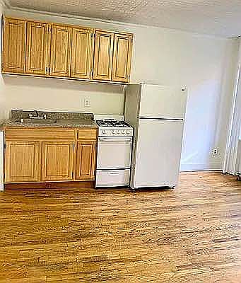 5th image of 169 Thompson St APT 3