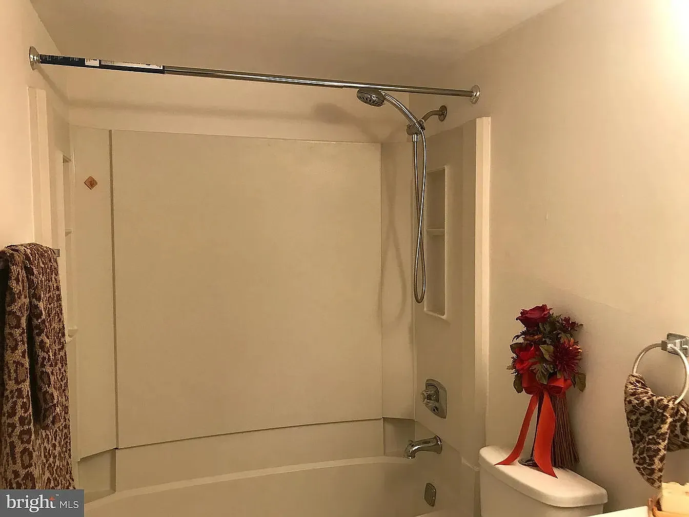 2 bed, 886 sqft, $2,100 — Photo 3