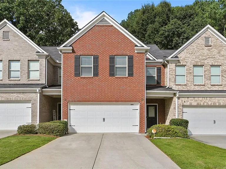 206 Britt Dr — Photo 1
