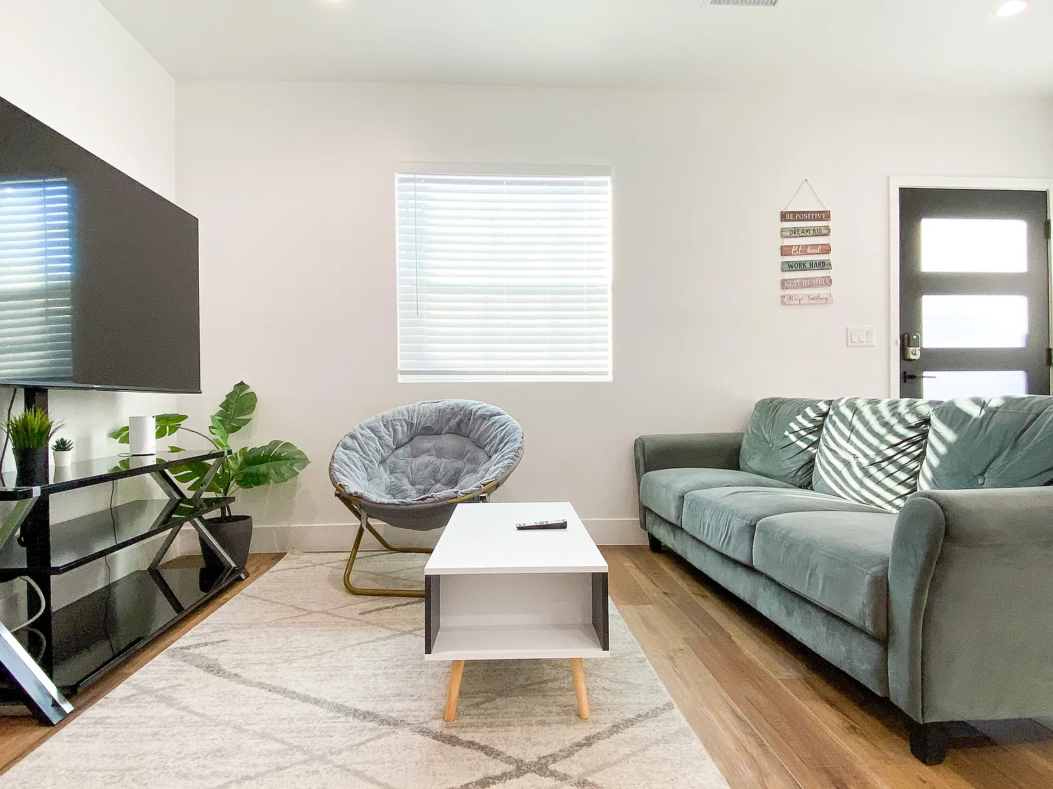 626 University Ave — Photo 3